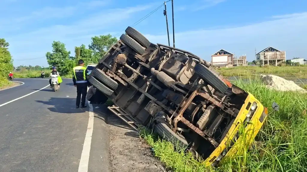 Ban Diduga Pecah, Truk Terbalik dan Tewaskan Pejalan Kaki di Banjarbaru