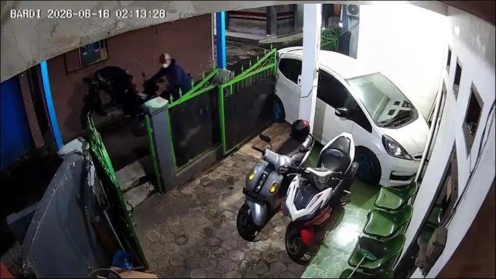 Komplotan Maling Motor Terekam CCTV di Depok, Dua Kendaraan Raib