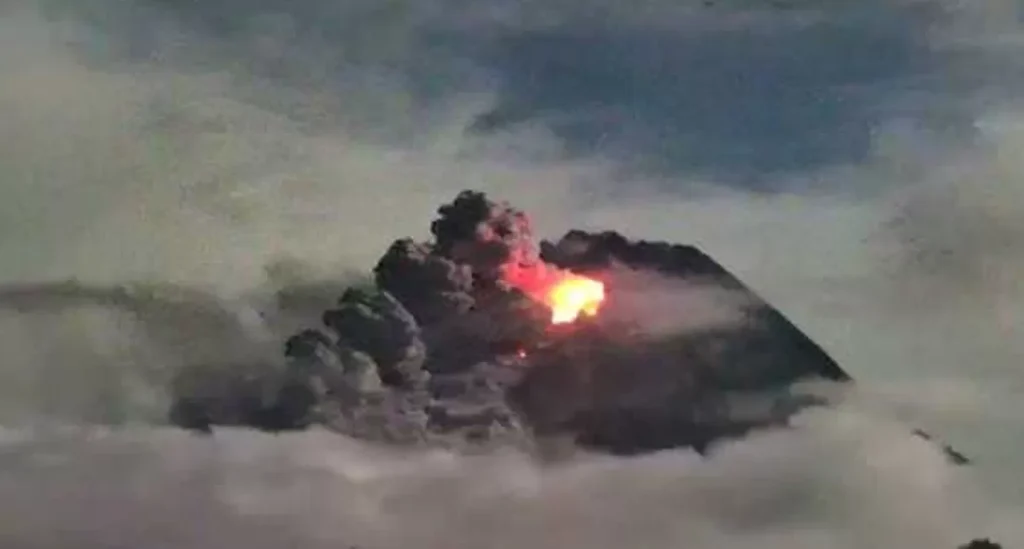 Gunung Marapi Meletus Dini Hari, Warga Diminta Waspadai Lahar dan Hujan Abu