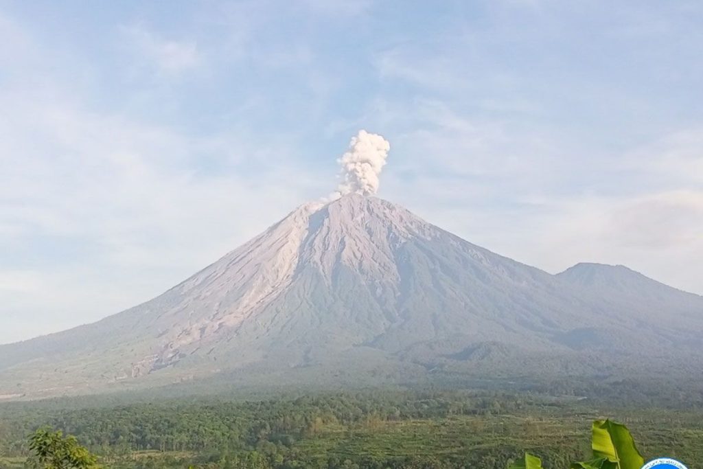Gunung Semeru Tiga Kali Erupsi Pagi Ini, Kolom Abu Capai 900 Meter