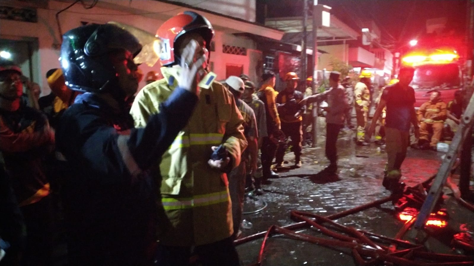 Empat Penghuni Terjebak Saat Rumah Terbakar di Surabaya, Berhasil Diselamatkan