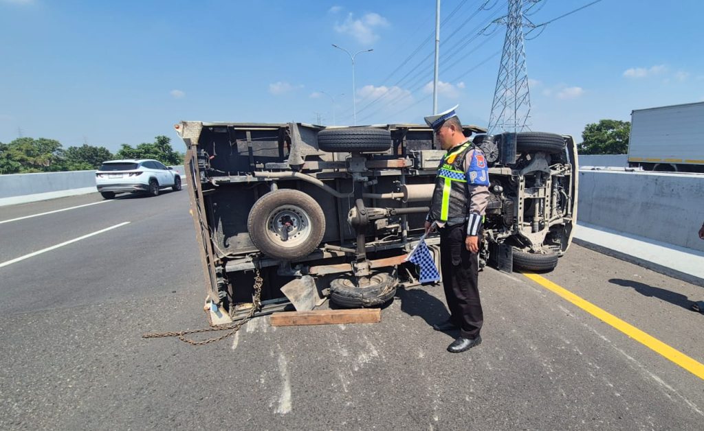 Mobil Boks Bermuatan Galon Terguling di Tol Porong, Sopir Selamat