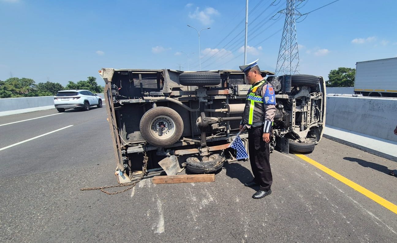 Mobil Boks Bermuatan Galon Terguling di Tol Porong, Sopir Selamat
