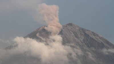 Erupsi Semeru Sore Ini, Warga Diminta Jauhi Zona Bahaya hingga 17 Kilometer