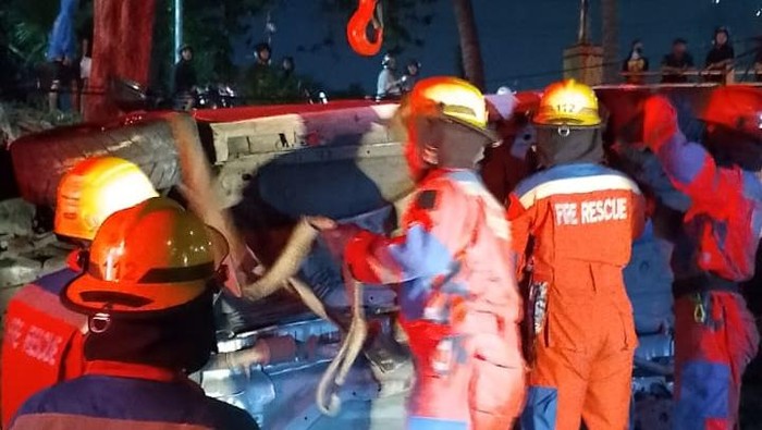 Mobil Ringsek Usai Jatuh dari Fly Over Gubeng, Pengemudi Selamat