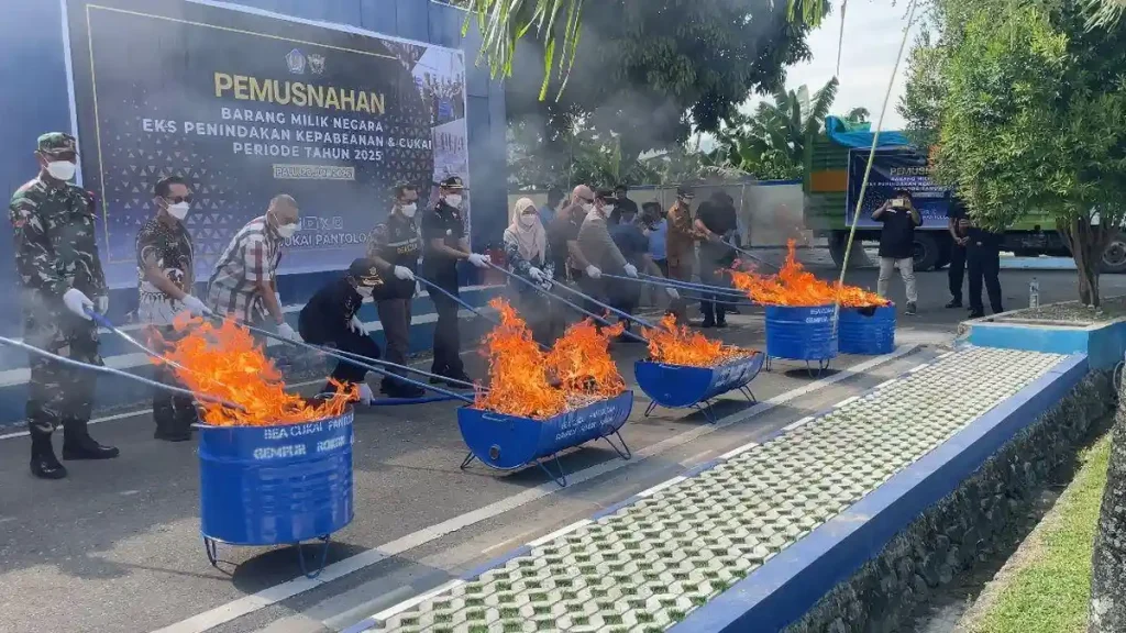 Bea Cukai Palu Musnahkan 4,6 Juta Rokok Ilegal dan Ratusan Bal Pakaian Bekas