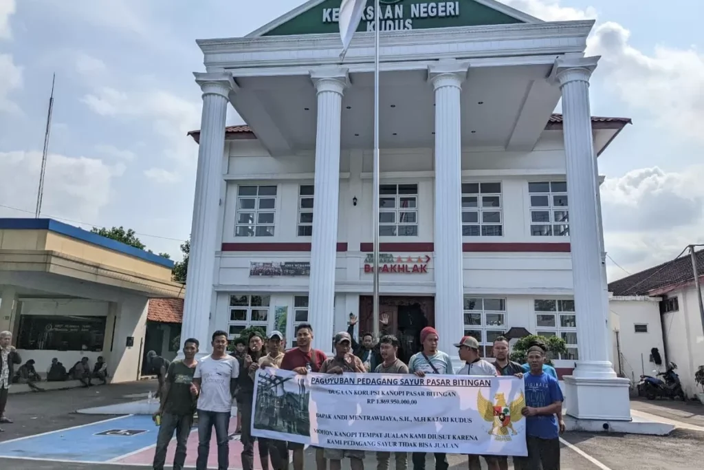 Pedagang Pasar Bitingan Laporkan Dugaan Korupsi Proyek Kanopi Rp1,8 Miliar