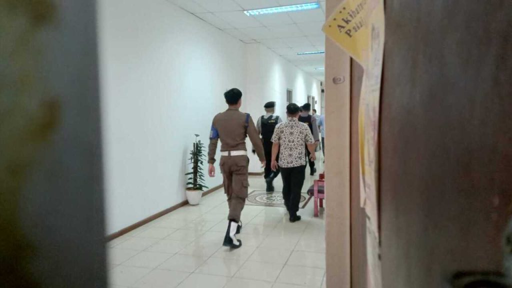KPK Angkut Koper dan Kardus Dokumen Usai Geledah 4 Lokasi di Muara Enim