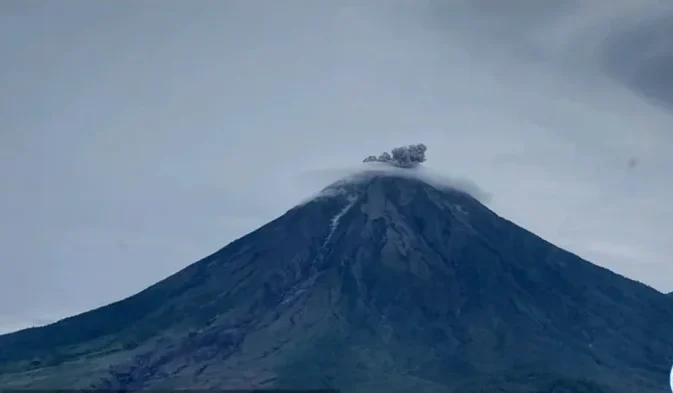 Semeru Kembali Erupsi, Warga Diminta Jauhi Besuk Kobokan