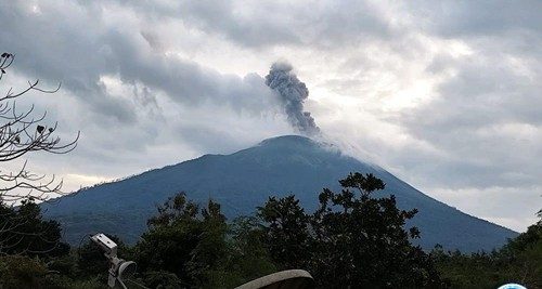 Erupsi Gunung Ile Lewotolok Semburkan Abu Vulkanik Setinggi 600 Meter