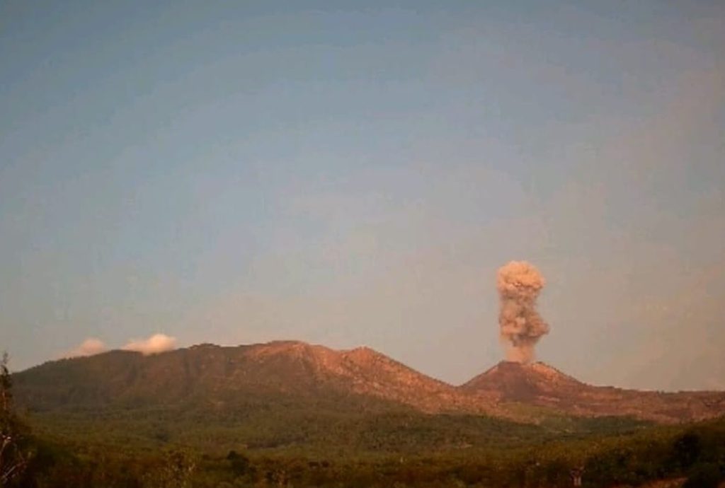 Gunung Lewotobi Laki-Laki Kembali Erupsi, Kolom Abu Capai Ketinggian 1.200 Meter