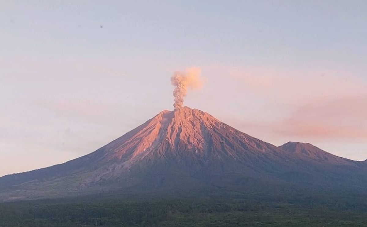 Gunung Semeru Kembali Erupsi, Kolom Abu Capai 1.000 Meter