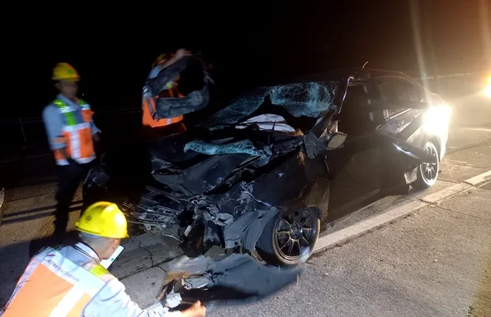Honda City Hantam Truk di Tol Jomo, Satu Penumpang Tewas