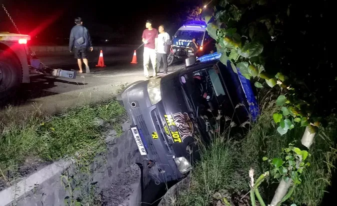 Pikap Bermuatan Kayu Terjun ke Sungai di Mojoagung, Dua Penumpang Selamat