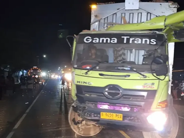 Truk Wingbox Hantam Rumah Warga di Ngawi Usai Kecelakaan Beruntun