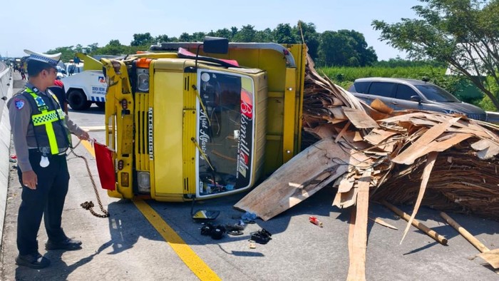 Truk Triplek Terguling di Tol Pasuruan-Probolinggo, Lalu Lintas Sempat Macet