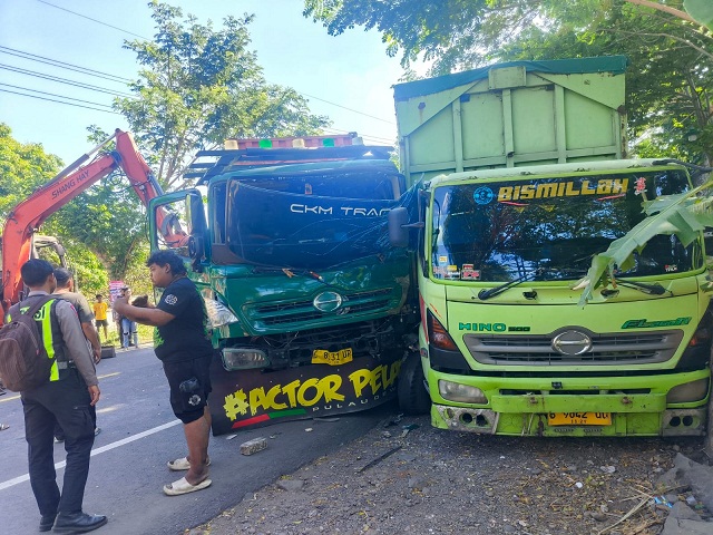 Diduga Salah Perhitungan Saat Menyalip, Truk Picu Kecelakaan Beruntun di Situbondo