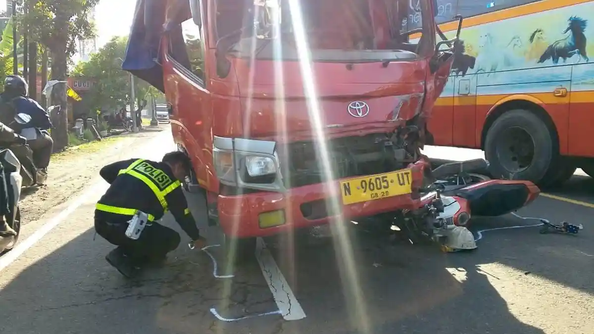 Tabrakan Xenia dan Truk Berujung Kecelakaan Beruntun di Jombang