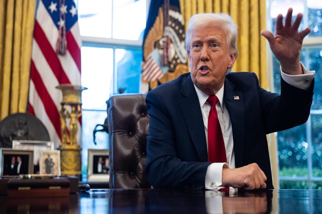 Trump Sebut AS Bisa Ambil Alih Selat Hormuz dan Pungut Tarif Kapal