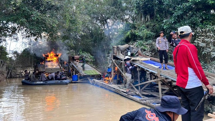 Operasi Besar di Kuansing, Aparat Musnahkan 145 Rakit Tambang Ilegal