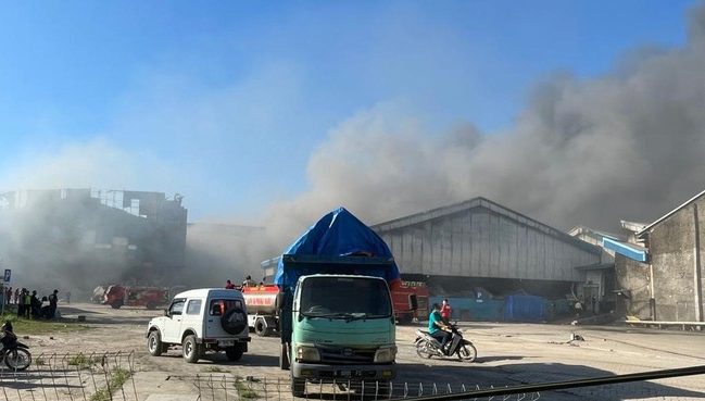 Kebakaran Hebat Landa Pabrik Pengolahan Ikan di Pati, Damkar Dikerahkan