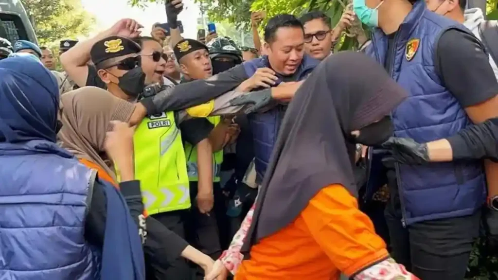 Tangis dan Amarah Orang Tua Pecah Saat Rekonstruksi Kasus Daycare Little Aresha