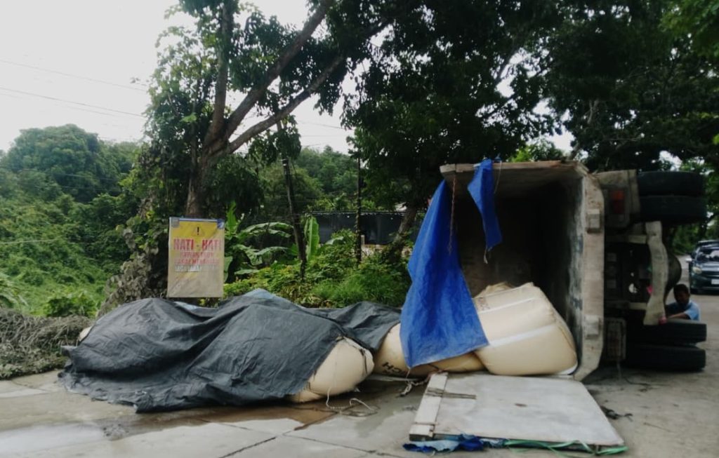 Truk Bermuatan Semen Terbalik di Tanjakan Balangan, Jalan Sempat Tertutup