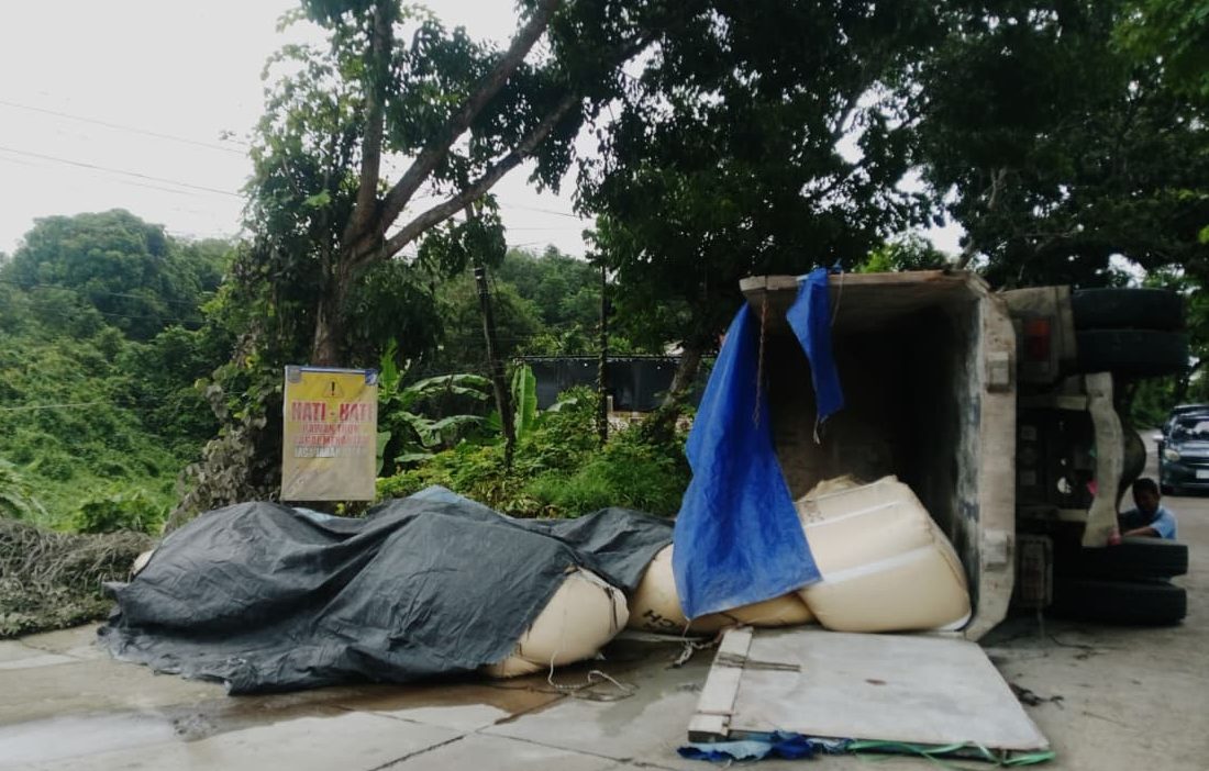 Truk Bermuatan Semen Terbalik di Tanjakan Balangan, Jalan Sempat Tertutup