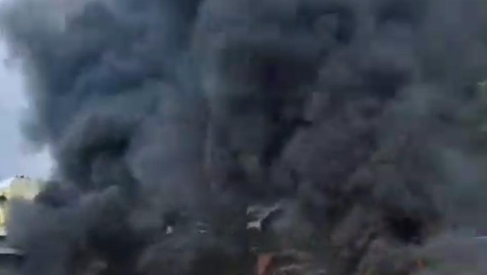 Truk Terbakar di Kalideres, Damkar Padamkan Api dalam Hitungan Menit