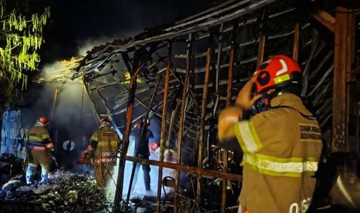 Diduga Korsleting, Rumah Warga Bojonegoro Ludes Terbakar Saat Ditinggal Bekerja