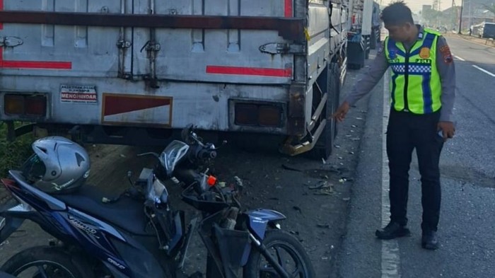 Diduga Mengantuk, Pedagang Tewas Tabrak Truk Parkir di Pantura Batang