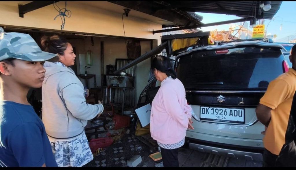 Mobil Hilang Kendali Tabrak Warung di Denpasar, Dua Karyawan Terluka