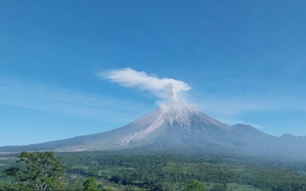 Gunung Semeru Empat Kali Erupsi, BPBD Minta Warga Patuhi Zona Bahaya
