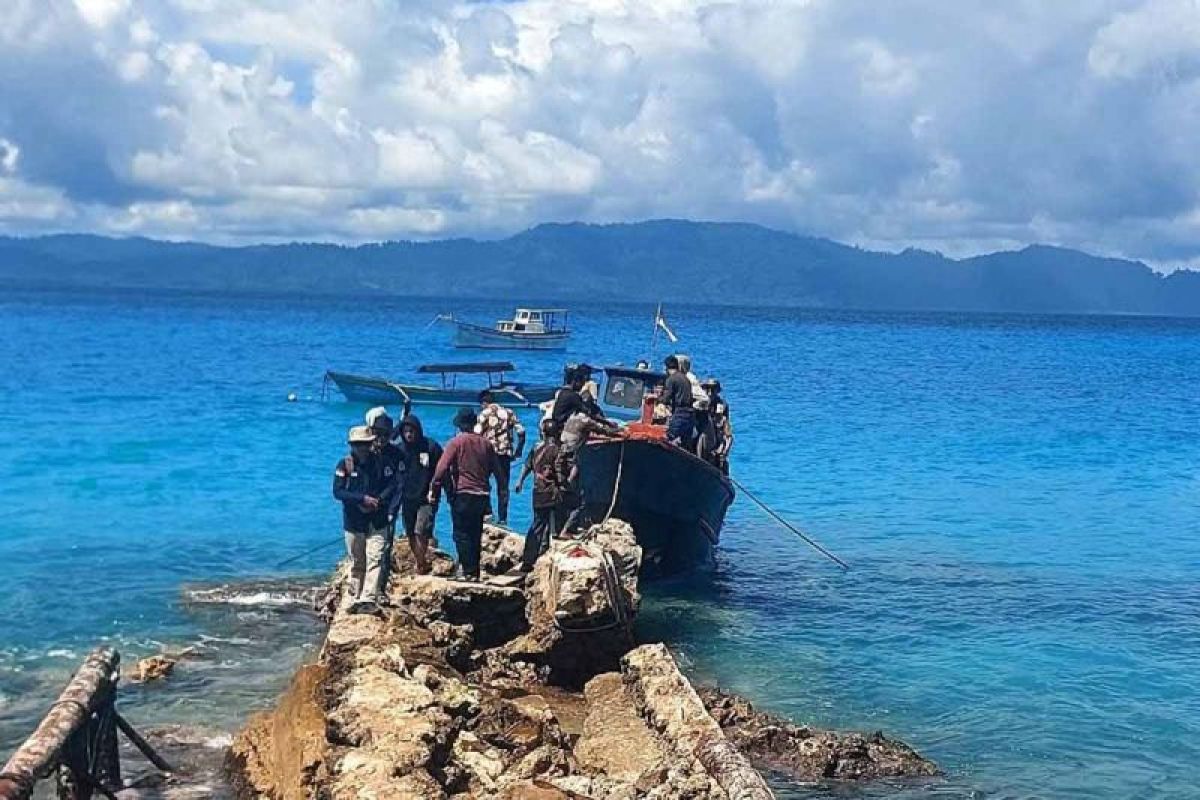 Sepuluh Tahun Rusak, Dermaga Pulau Siumat Akhirnya Diperbaiki