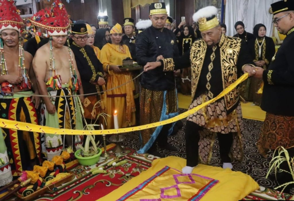 Tradisi Behambur Beras Meriahkan Penutupan Bepelas Erau