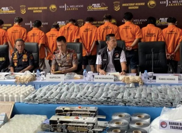 Digerebek Polisi, Gudang di Kartasura Ternyata Diduga Produksi Obat Ilegal