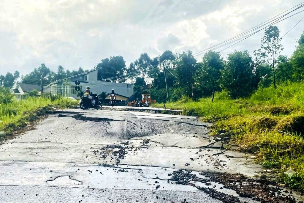 Retakan Tanah Terus Bertambah, Jalan Tran Hung Dao Tak Bisa Dilalui