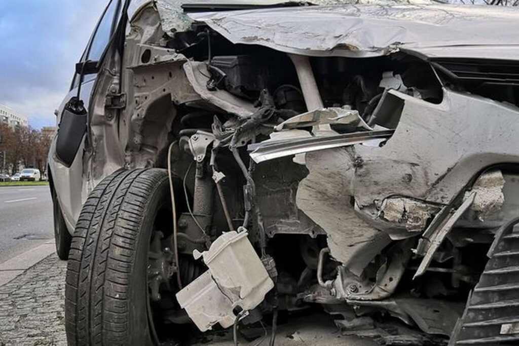 Diduga Serobot Jalur Lawan, Innova Tabrak Motor dan Sopirnya Kabur