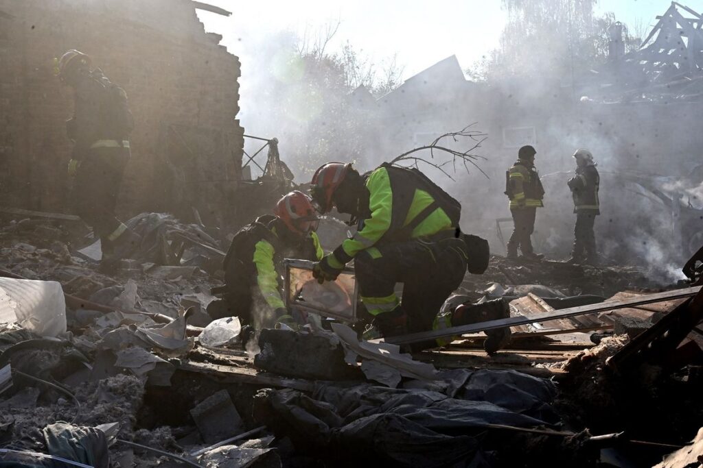 Rusia Hentikan Tembakan di Kherson, Serangan di Kyiv Berlanjut