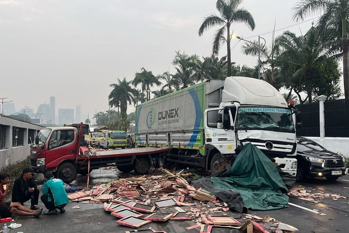 Dua Truk Tabrakan di Depan DPR, Keramik Berserakan di Jalan