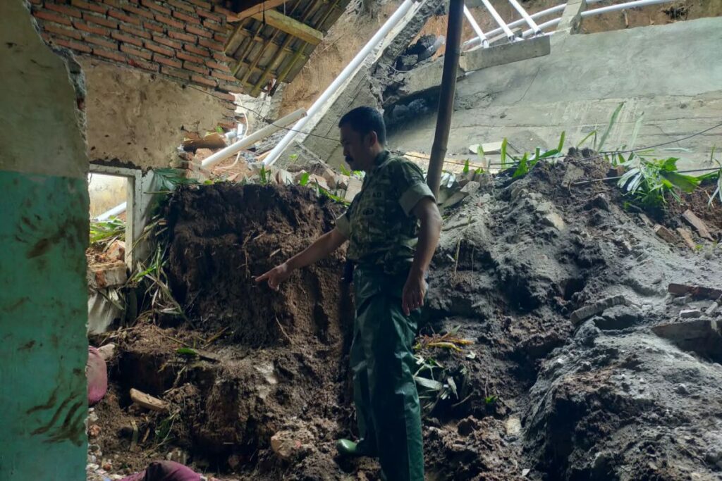 Longsor Dini Hari di Tamanayu Renggut Nyawa Ayah dan Anak