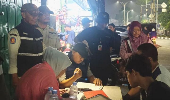 Petugas Jaring 25 Pelaku Pembuang Sampah Ilegal di Jakarta Timur
