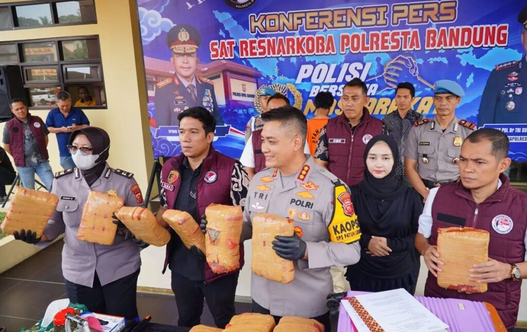 Berkedok Seduhan Teh, Jaringan Ganja 12 Kg Dikendalikan Napi dari Lapas