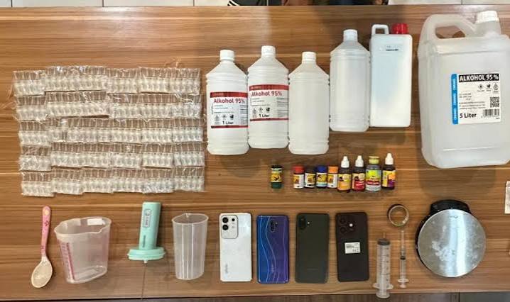 Polisi Bongkar Dugaan Produksi Narkoba Cair di Maros, Lima Pria Diamankan