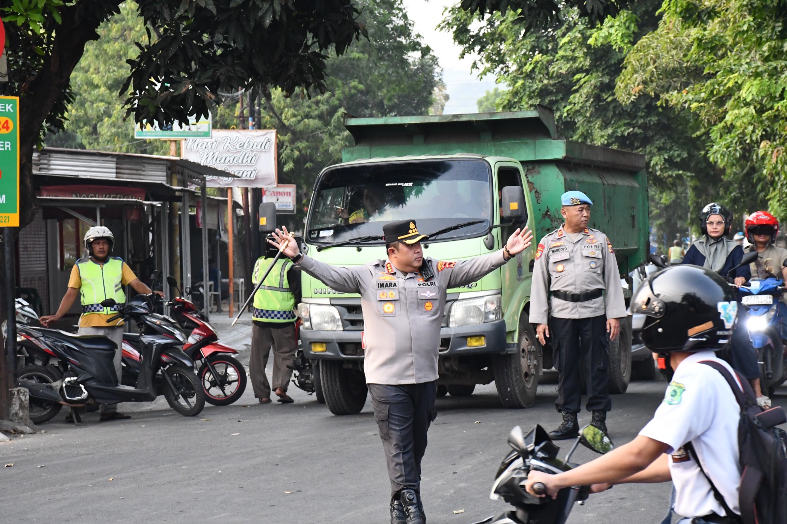 Polisi Jaga Jam Masuk Sekolah, Keselamatan Pelajar Jadi Prioritas